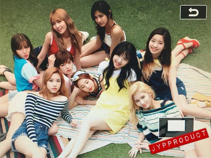 트와이스 잔디에서.jpg | 인스티즈