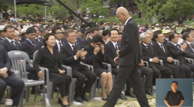 손을 꽉 잡아주는 대통령.gif | 인스티즈