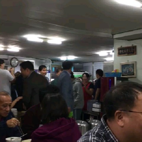 국민에게 우산 씌워주는 문재인 대통령 .jpg (삼청동 수제빗집) | 인스티즈