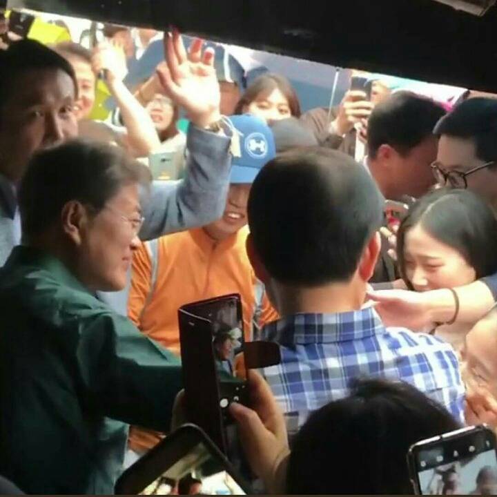 국민에게 우산 씌워주는 문재인 대통령 .jpg (삼청동 수제빗집) | 인스티즈