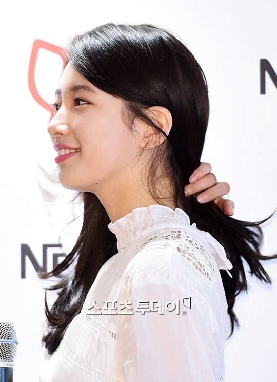 대왕 커피 믹스 든 오늘자 수지.jpg | 인스티즈