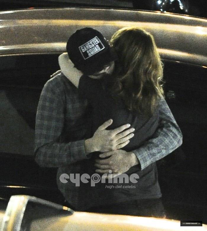 매번 사진 찍힐때마다 키스 사진 있는 커플 (부들주의) | 인스티즈