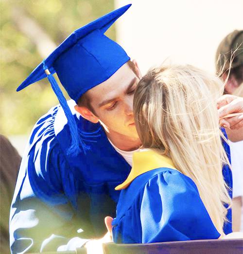 매번 사진 찍힐때마다 키스 사진 있는 커플 (부들주의) | 인스티즈