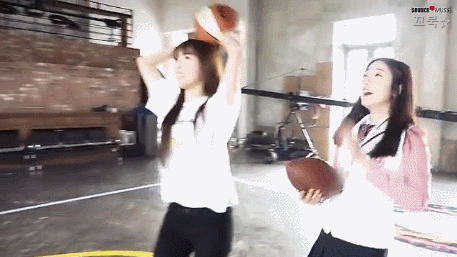 공 다루는 솜씨가 예사롭지 않은 여자친구.gif | 인스티즈