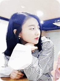 민낯으로 방송하는 오마이걸 비니.gif | 인스티즈