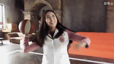 공 다루는 솜씨가 예사롭지 않은 여자친구.gif | 인스티즈