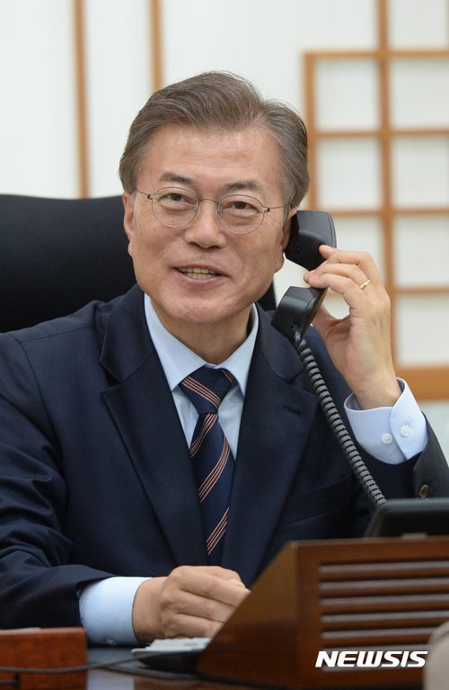 호주 맬컴 턴불 총리에게 당선 축하 전화를 받은 문재인 대통령 | 인스티즈