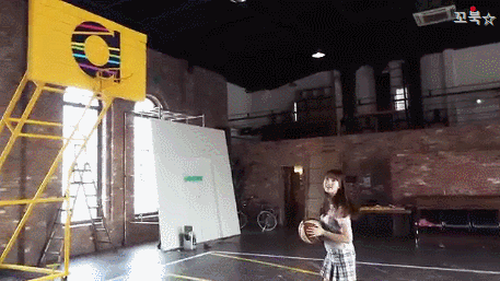 공 다루는 솜씨가 예사롭지 않은 여자친구.gif | 인스티즈