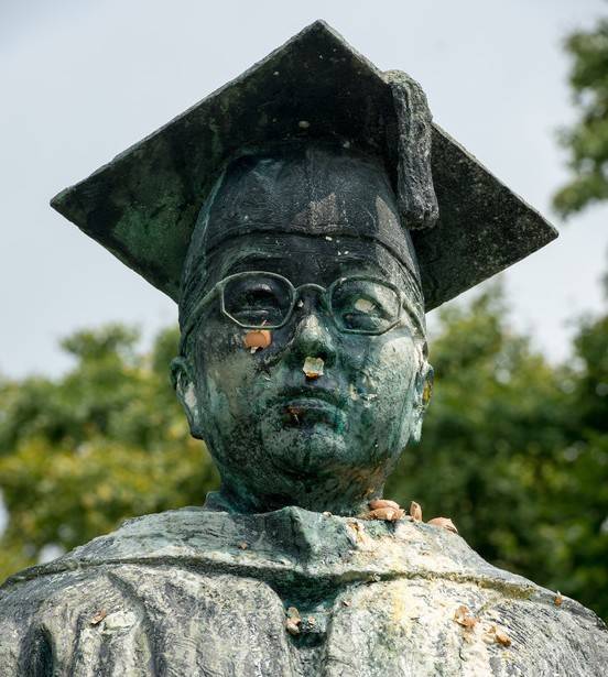 계란 맞은 이대 초대총장 김활란 동상 | 인스티즈