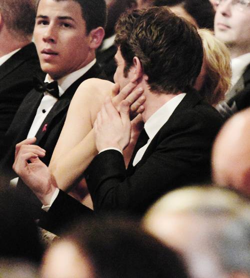 매번 사진 찍힐때마다 키스 사진 있는 커플 (부들주의) | 인스티즈