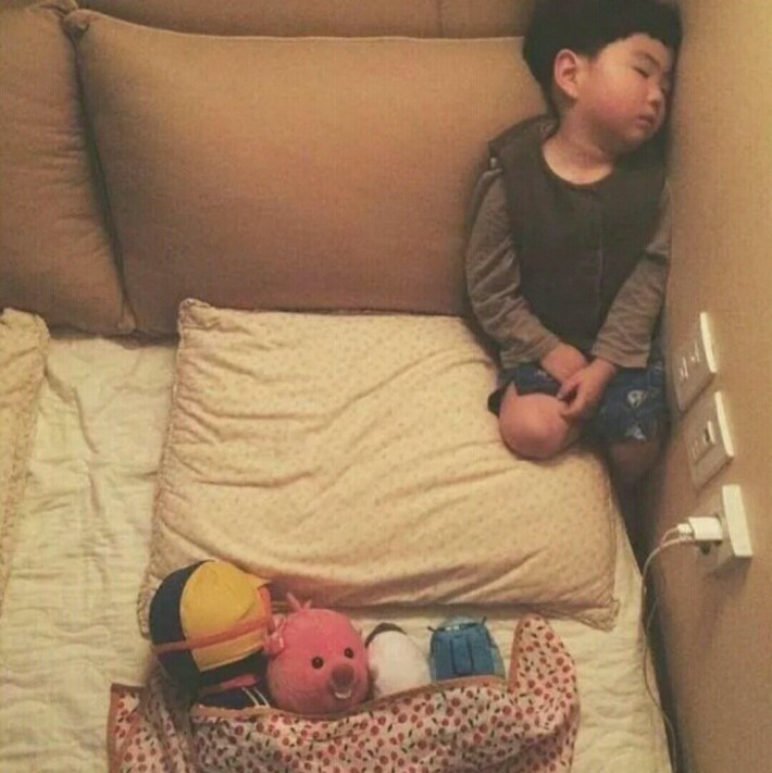 자리 양보하는 아이 | 인스티즈