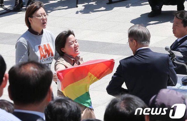 문재인에 대한 테러는 단순히 권리를 좀 과격하게 찾으려는 시민단체의 행동이 아님 | 인스티즈