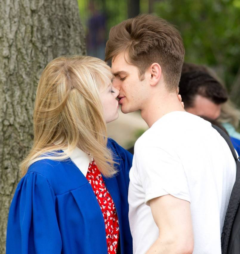 매번 사진 찍힐때마다 키스 사진 있는 커플 (부들주의) | 인스티즈