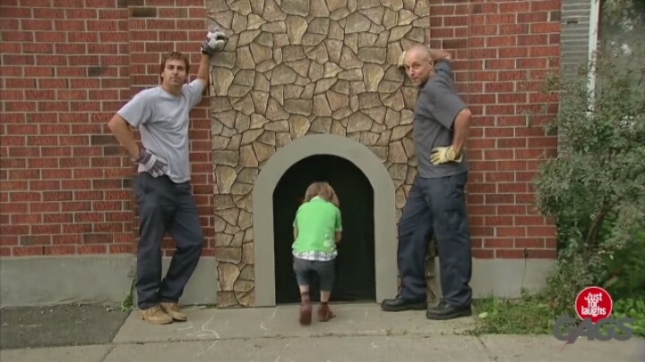 벽속으로 사라진 어린이 몰카ㅋㅋㅋㅋㅋㅋㅋㅋㅋㅋㅋ(증말 안웃기면 오수랑 겨론) | 인스티즈