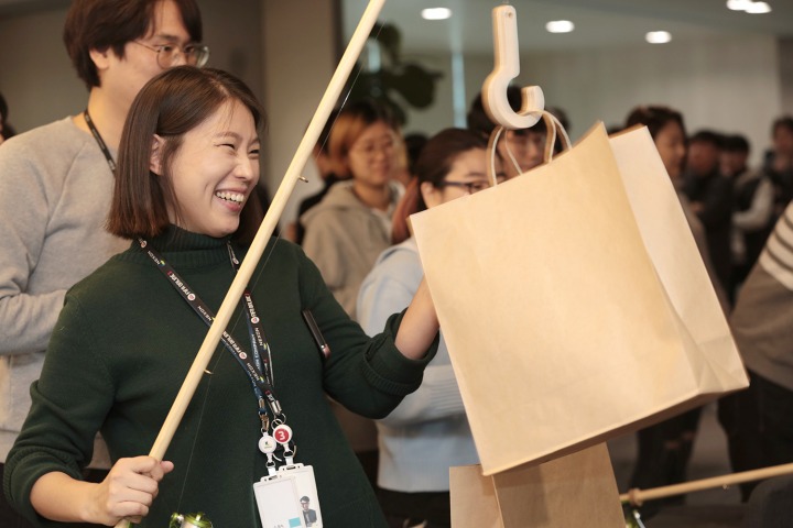 직원들 선물도 뽑기로 주는 N모 회사 | 인스티즈