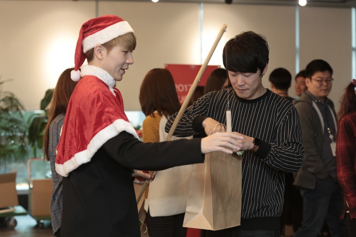 직원들 선물도 뽑기로 주는 N모 회사 | 인스티즈