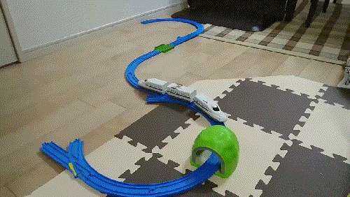 기차를 샀는데 레일이 부족하다.gif | 인스티즈