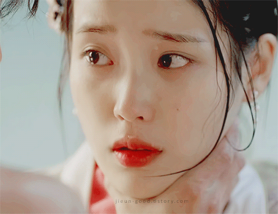 [달의연인] 모태솔로 왕소 마음에 불지르는 해수.gif | 인스티즈