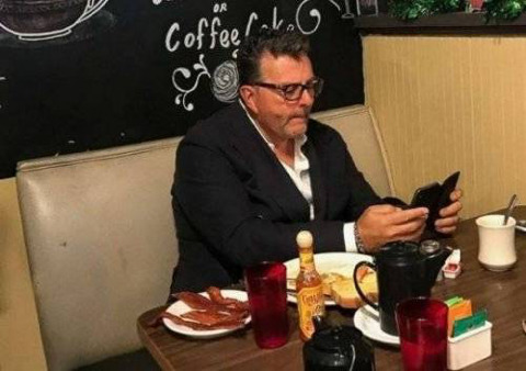 단골 식당 직원들에게 크리스마스 선물로 320만원 팁을 줌 | 인스티즈