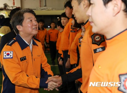 안철수를 대하는 소방관님들의 표정.jpg | 인스티즈