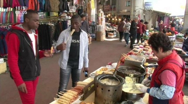 시장에서 외국인 대하는 할아버지.jpg | 인스티즈