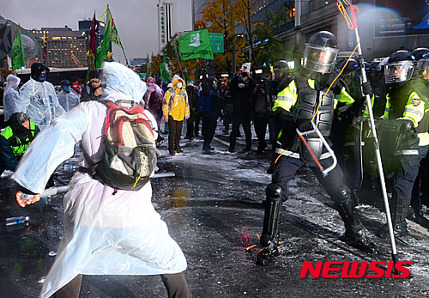 톱으로 시위대 저지하는 경찰 | 인스티즈
