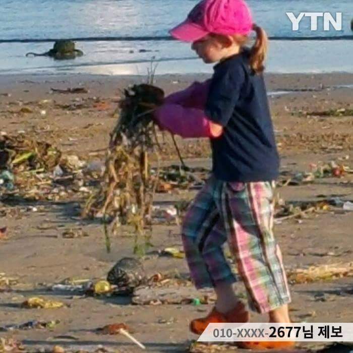 광안리 해수욕장 청소하는 외국인 모녀.jpg | 인스티즈