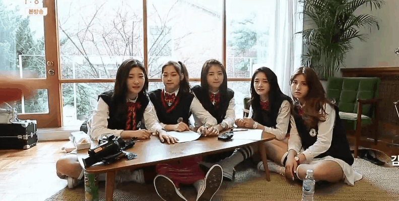 카메라 가지고 잘 노는 아이오아이 .gif | 인스티즈