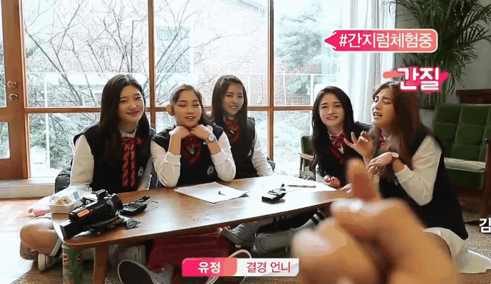 카메라 가지고 잘 노는 아이오아이 .gif | 인스티즈