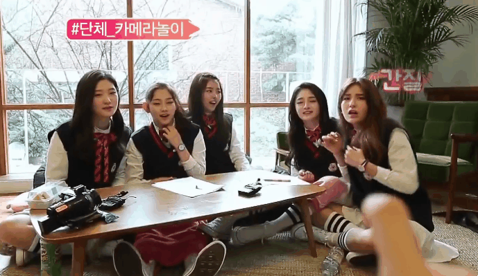 카메라 가지고 잘 노는 아이오아이 .gif | 인스티즈