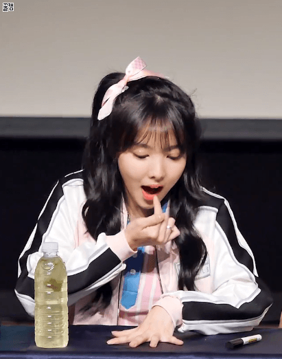 [트와이스] 혼자서도 잘노는 귀여운 바보 나연이 | 인스티즈