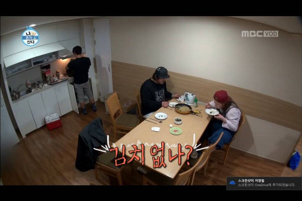 [나혼자산다] 김동완이 파스타에 스테이크 만들어주고 있는데 육중완 반응 | 인스티즈