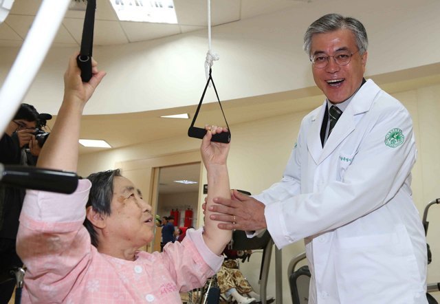 뭘 입어도 무사고 경력 30년 장기근속자 같아 보이는 문재인 | 인스티즈