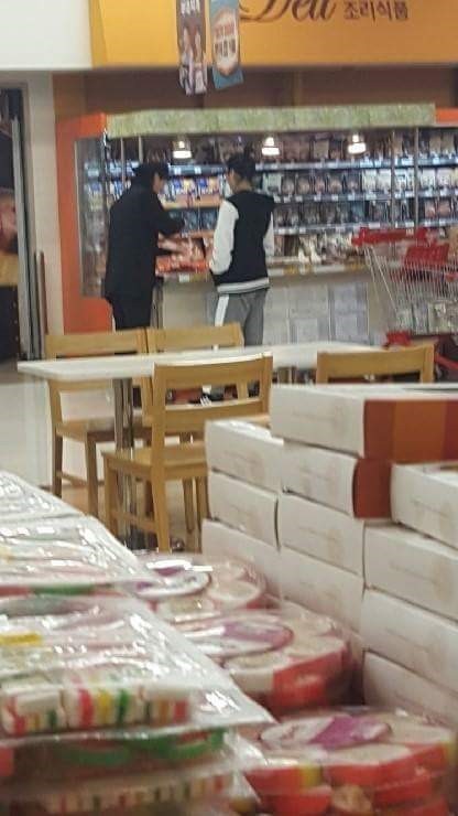 설날때 시식코너에서 서성이는 아이돌.jpg | 인스티즈