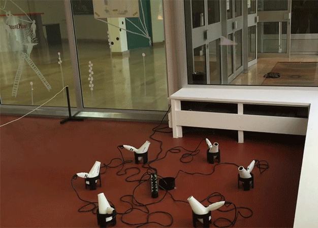 헤어드라이기로 날리는 종이비행기 | 인스티즈