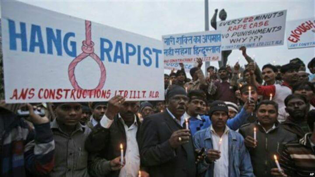 충격적인 성폭행사건 후 길거리에서 시위한 인도 남성들 | 인스티즈