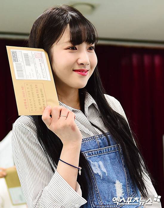 투표하는 러블리즈. jpg | 인스티즈