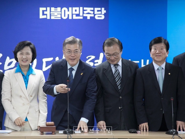 선대위 회의 참석한 문재인 | 인스티즈