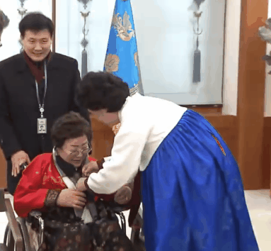 위안부 피해자분들을 만난 문재인 대통령.gif (훈훈주의) | 인스티즈