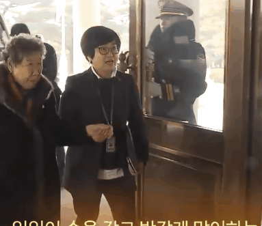 위안부 피해자분들을 만난 문재인 대통령.gif (훈훈주의) | 인스티즈