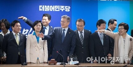 선대위 회의 참석한 문재인 | 인스티즈