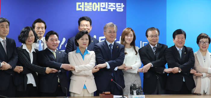 선대위 회의 참석한 문재인 | 인스티즈