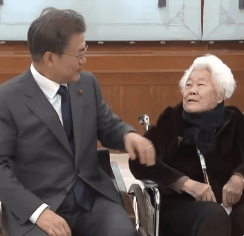 위안부 피해자분들을 만난 문재인 대통령.gif (훈훈주의) | 인스티즈