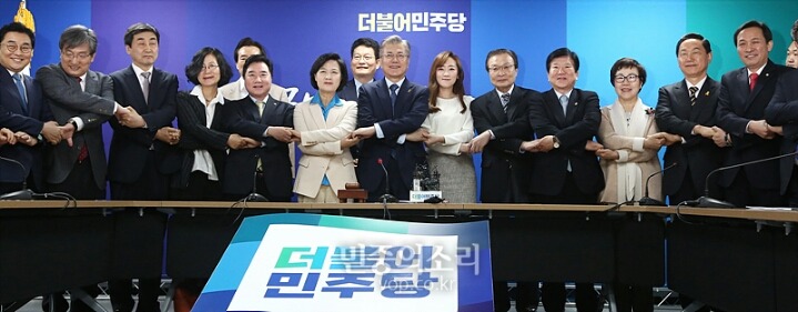 선대위 회의 참석한 문재인 | 인스티즈