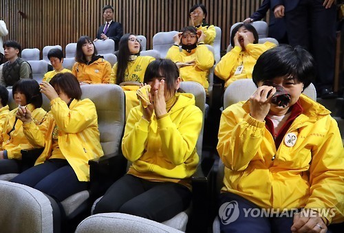 탄핵안 가결후 세월호 유족들 | 인스티즈