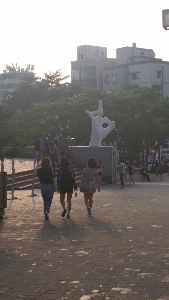 현시간 홍대앞 조형물 | 인스티즈