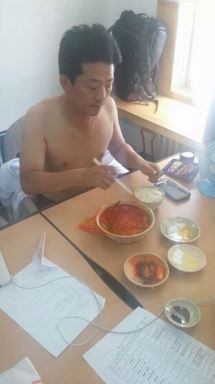 짬뽕 국물 옷에 안튀고 먹는 방법 | 인스티즈