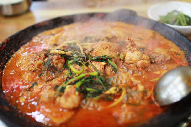 [물닭갈비] 닭갈비인데 흡사 전골처럼 국물이 자작하게 깔린 물닭갈비 | 인스티즈