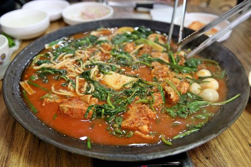 [물닭갈비] 닭갈비인데 흡사 전골처럼 국물이 자작하게 깔린 물닭갈비 | 인스티즈