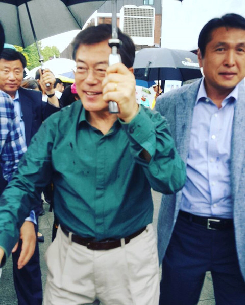국민에게 우산 씌워주는 대통령 | 인스티즈